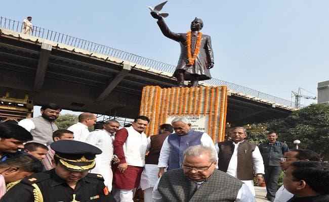 बिहार के राज्यपाल व मुख्यमंत्री ने नेहरू को दी श्रद्धांजलि