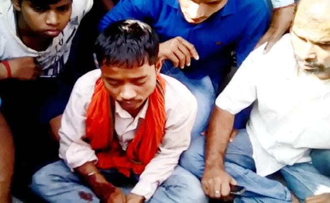 VIDEO : 500 रुपये के लिए पुलिस ने तोड़ दिया ट्रक चालक का हाथ, ट्रक चालकों ने जाम की सड़क