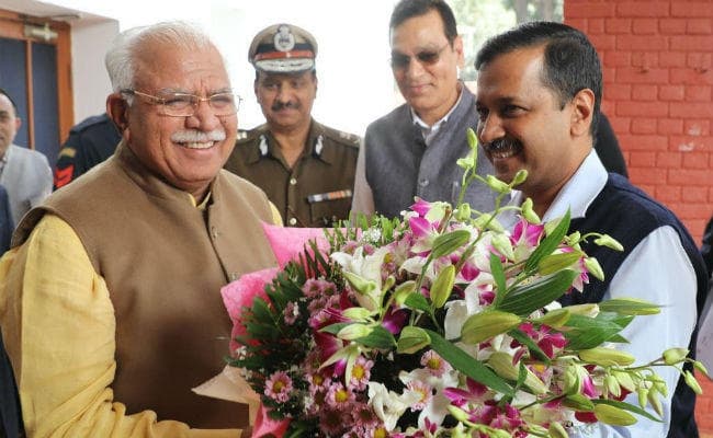 दिल्ली प्रदूषण: चेहरे पर मुस्कान लिये खट्टर से मिलने चंडीगढ़ पहुंचे केजरीवाल