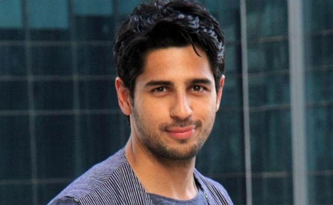 बिना देखे ''पद्मावती'' के बारे में राय बनाना गलत: सिद्धार्थ मल्होत्रा