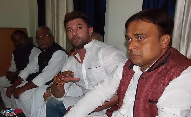 बिहार : लोजपा जिलाध्यक्ष ने दिया सामूहिक इस्तीफा, कार्यकर्ता सम्मेलन में कम भीड़ देख भड़के थे चिराग
