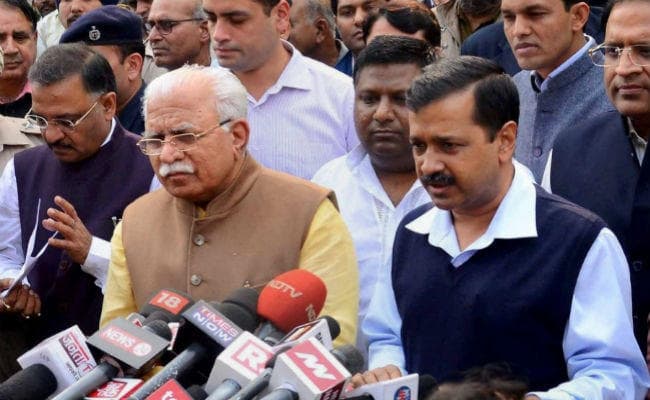 खट्टर से मिले दिल्‍ली के CM केजरीवाल, दिल्ली के प्रदूषण पर अंकुश लगाने का लिया संकल्प