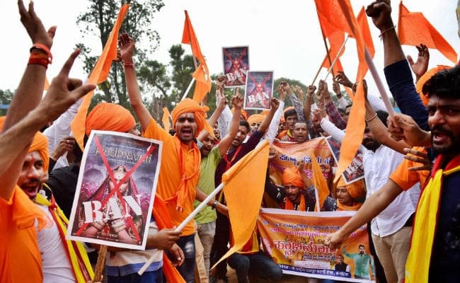 पद्मावती विरोध: दीपिका पादुकोण के बयान पर भड़की करणी सेना, 1 दिसंबर को बुलाया बंद