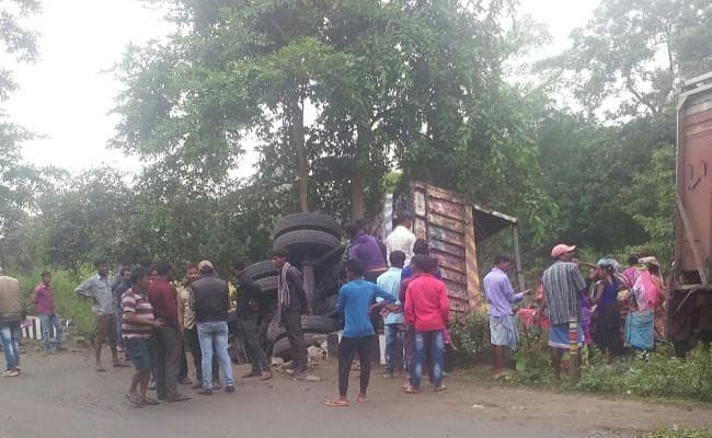 बुंडू में भयानक हादसा, कोयला लदा ट्रक सड़क किनारे पलटा