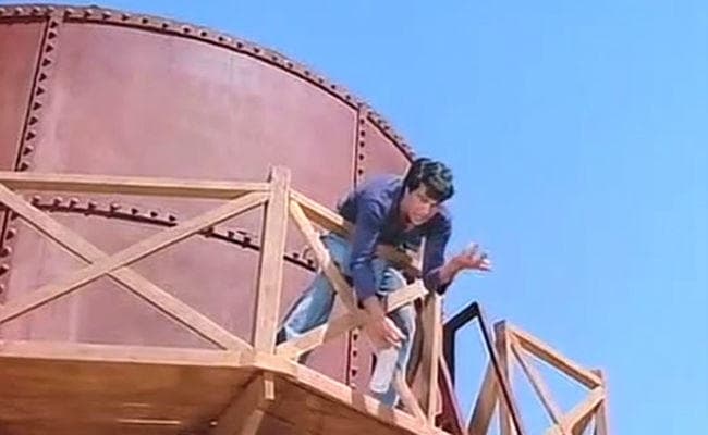 डॉक्टर का अनोखा अंदाज, मोबाइल टावर पर चढ़कर कहा-गांव वालों ये जो बसंती है ना, उससे मुझे तलाक चाहिए....