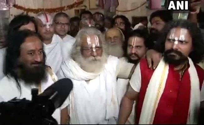 राम मंदिर को लेकर बढ़ी सरगर्मी : श्रीश्री पहुंचे अयोध्या, नृत्यगोपाल दास से मिले, आजम खां ने कहा यह सब ढोंग