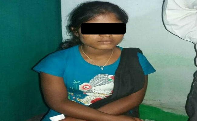 देवघर से भागी युवती को बरकट्ठा थाना के पुलिस ने परिजनों को सौंपा