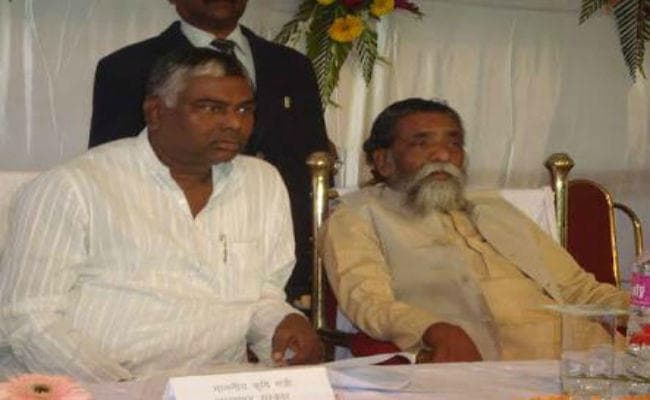 मथुरा महतो के घर पहुंचे शिबू सोरेन, भाई के निधन पर जताया शोक