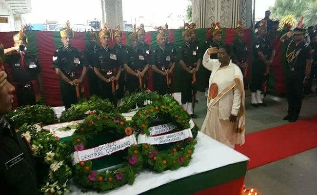 शहीद जवान का पार्थिव शरीर रांची लाया गया, कल राजकीय सम्मान के साथ होगा अंतिम संस्कार शहीद जवान का पार्थिव शरीर रांची लाया गया, कल राजकीय सम्मान के साथ होगा अंतिम संस्कार
