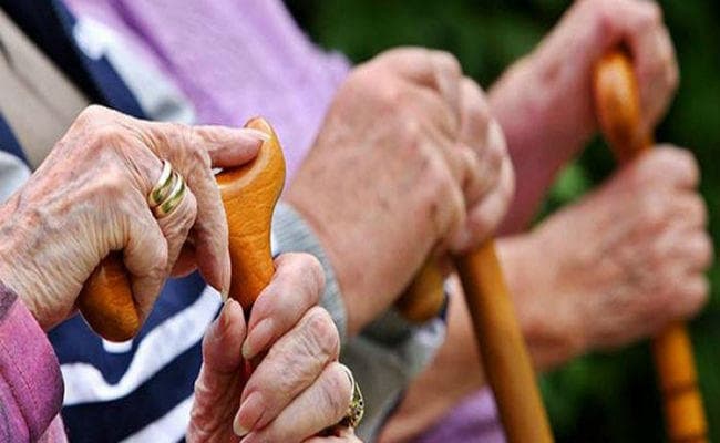 COVID-19 Impact: कोरोनाकाल में बुजुर्गों ने झेली उपेक्षा, तेजी से बढ़ा पीढ़ियों के बीच का अंतर, जानिये कारण…