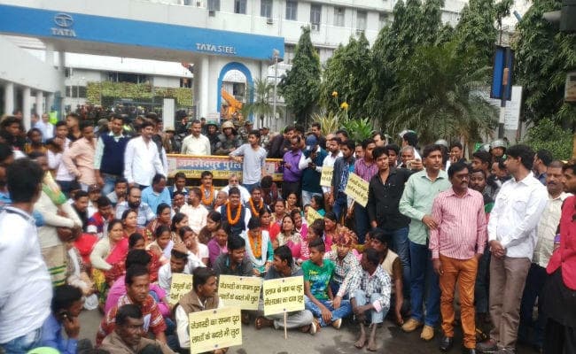 जमशेदपुर : टाटा स्टील का गेट जाम, देखें तसवीरें