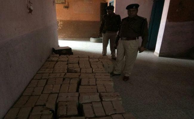 बोकारो में अवैध शराब का 60 कार्टन जब्त, पुलिस की पेट्रोलिंग पार्टी ने बोलेरो से पकड़ी रम की बोतलें