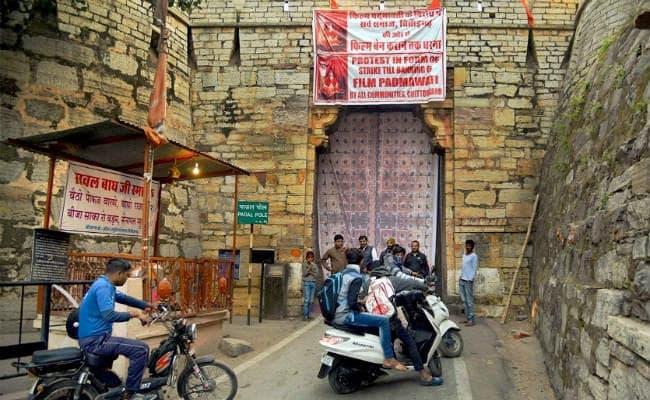 पद्मावती: चित्तौडगढ़ किले के मुख्य द्वार पर विरोध प्रदर्शन, पुलिस ने की हवाई फायरिंग