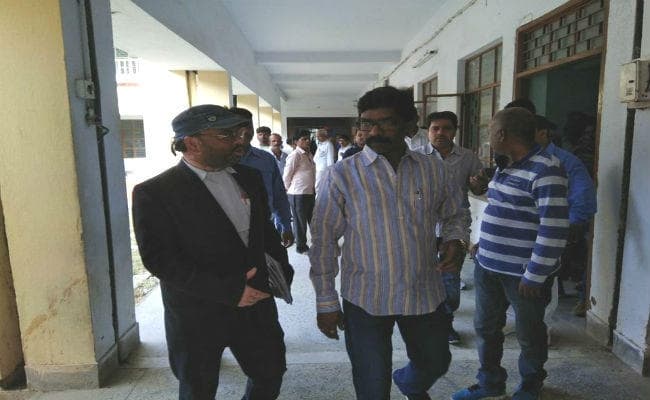 झारखंड मुक्ति मोर्चा के नेता और पूर्व मुख्यमंत्री हेमंत सोरेन को क्यों करना पड़ा कोर्ट में सरेंडर?