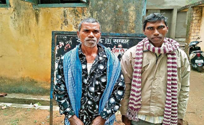 झारखंड : वन पट्टा का दावा किया, दबंगों ने किया हुक्का-पानी बंद, 13 परिवार ने गांव छोड़ा, शव दफनाने के लिए मांगे 20 हजार