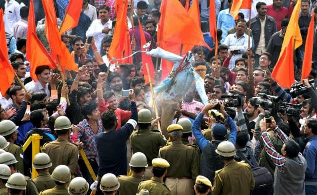 भंसाली का पुतला फूंका, करणी सेना प्रमुख को मिली बम से उड़ाने की धमकी, जानें क्‍या-क्‍या हुआ ?