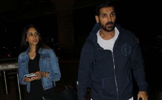 जॉन अब्राहम और प्रिया रुंचाल की तसवीरें क्‍या कहती है ?