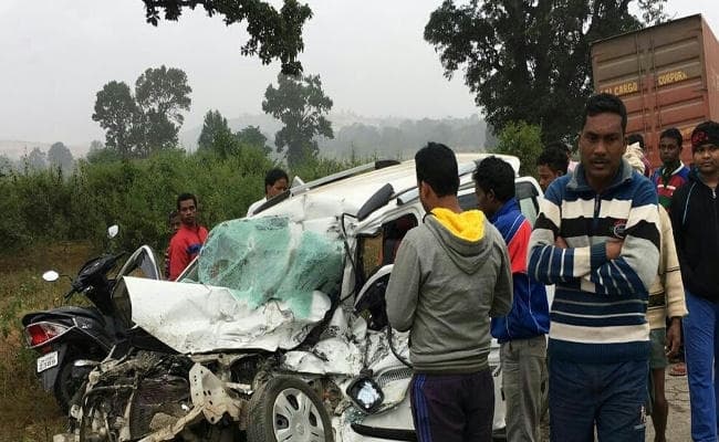 सिमडेगा के कोलेबिरा में ट्रक से टकरायी कार, कार के परखच्चे उड़े, रामगढ़ के युवक की घटनास्थल पर ही हो गयी मौत