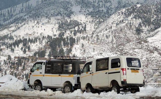 जम्मू-कश्मीर में भारी हिमपात, मुगल रोड और श्रीनगर से लेह जानेवाला राजमार्ग बंद