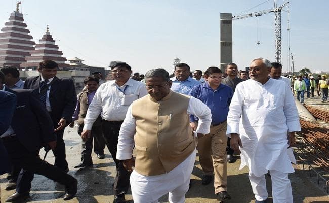 CM नीतीश ने पैदल ही किया निर्माणाधीन फ्लाई ओवर का निरीक्षण