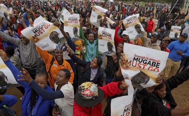 मुगाबे को पद से हटाने के लिए जिम्बाब्वे में सड़क पर उतरे लोग