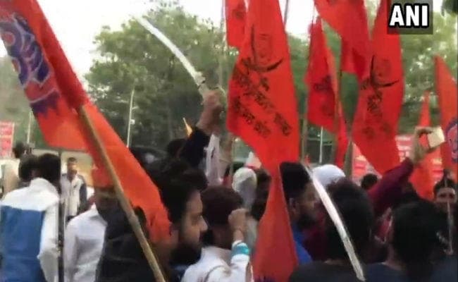 VIDEO: दिल्ली की सड़क पर तलवार लेकर निकले ''पद्मावती'' के विरोधी