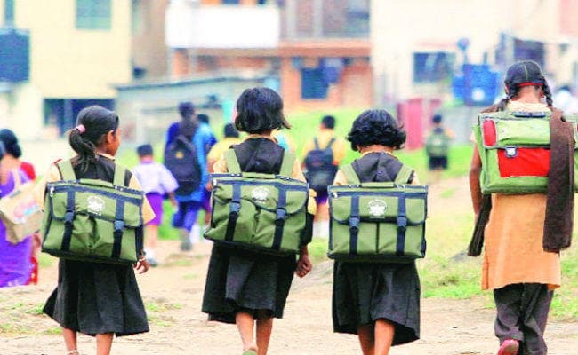 आठ माह बाद खुला स्कूल, निजी स्कूलों में कम तो सरकारी में नदारद रहे बच्चे