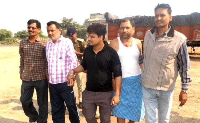 घूस लेते अलौली के राजस्व कर्मचारी गिरफ्तार, भाई के साथ मिल कर खेल रहा था रिश्वत का खेल