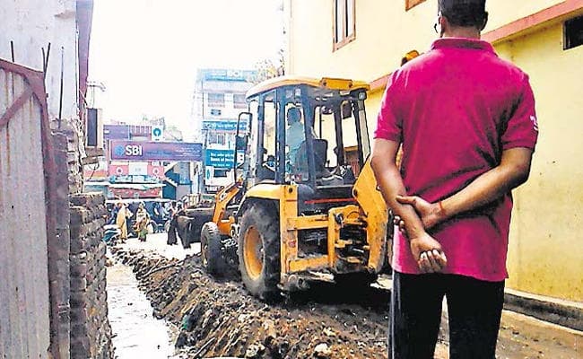फिर काहे का टेंडर! रांची नगर निगम की जेसीबी से नाली का निर्माण करवा रहा है ठेकेदार