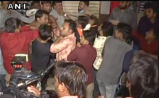 कांग्रेस की पहली सूची जारी होने के बाद सूरत में भिड़े कांग्रेस व पाटीदार, सबकी नजर आज हार्दिक पर