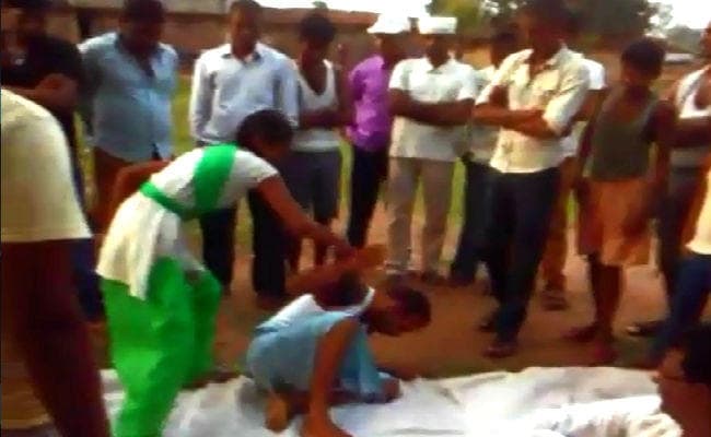 VIDEO : पंचायत के तुगलकी फरमान पर पीड़िता ने छेड़खानी के आरोपित युवक को चप्पल से सरेआम पीटा