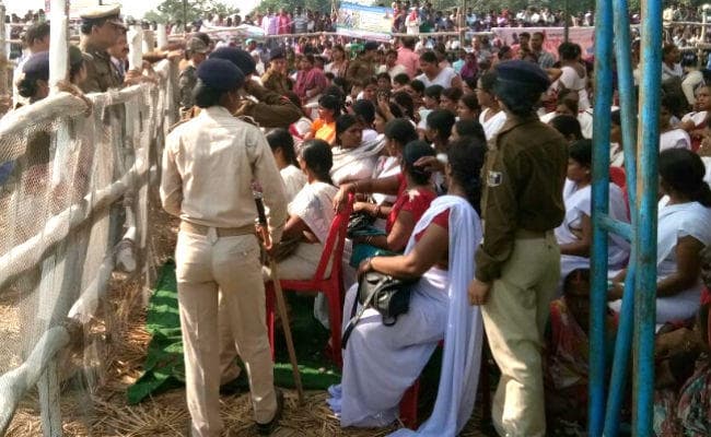 भितिहरवा में CM नीतीश के कार्यक्रम में एएनएम ने की नारेबाजी, मंच पर बुला कर नीतीश ने सुनी शिकायतें