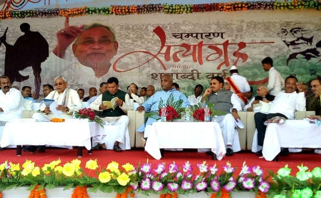 VIDEO : चंपारण शताब्दी वर्ष : CM नीतीश ने गांधी की दूसरी पाठशाला के भवन का किया शिलान्यास, कहा- गांधी सर्किट से जुड़ेगा भितिहरवा