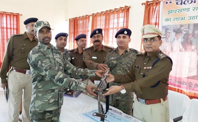 Jharkhand : सिमडेगा में PLFI के एरिया कमांडर आकाश ने किया सरेंडर, पुलिस ने दिया 2 लाख रुपये का चेक