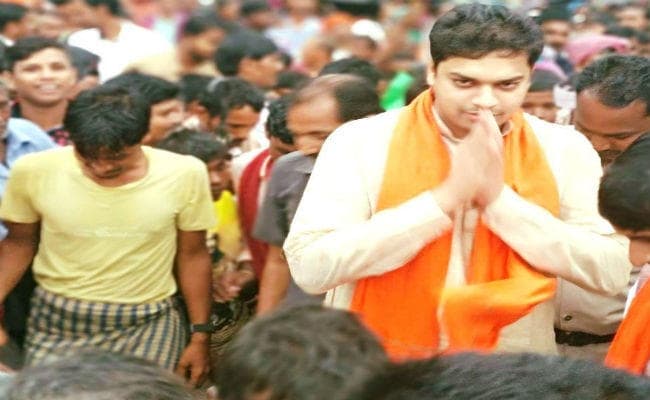 हटाये गये गोड्डा एसपी, फेसबुक पोस्ट के बाद उठे इस विवाद को लेकर थाने में MLA से की थी दो घंटे पूछताछ