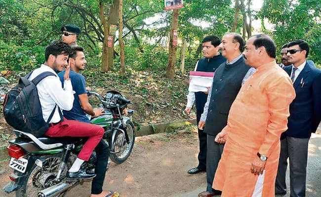 झारखंड : ....जब सीएम ने बिना हेलमेट पहने छात्रों को पकड़ पुलिस को सौंपा