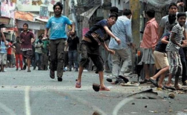 केंद्र ने जम्मू कश्मीर सरकार से कहा-पथराव करनेवालों के विरुद्ध दर्ज मामले वापस लिये जायें