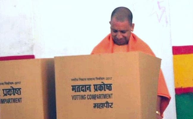 UP निकाय चुनाव : CM योगी, नृत्यगोपाल दास समेत केंद्र व प्रदेश के कई मंत्रियों ने डाला वोट