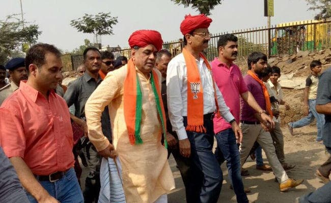 ''चायवाला'' के बाद ''बार-वाला'' ! मजाक ही मजाक में फंस गये परेश रावल, करना पड़ा ट्वीट डिलीट