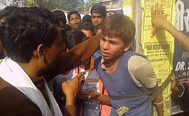 हाजीपुर में दिखा भीड़ का तालिबानी चेहरा, चोरी के आरोप में नाबालिग को खंभे से बांध कर पीटा