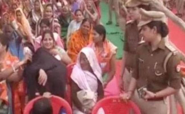 CM योगी की रैली में बुर्का उतरवाने का वीडियो वायरल होने के बाद घटना की जांच के आदेश