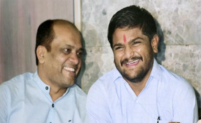 गुजरात के जंग में हार्दिक की दोस्ती से गदगद हुई कांग्रेस, भाजपा को सत्ता से बाहर करने का भरा दंभ