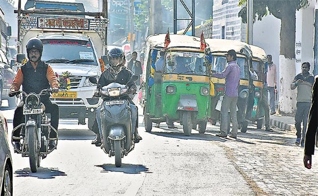 ठेकेदार खादगढ़ा बस स्टैंड के बाहर कर रहे हैं ऑटोवालों से अवैध वसूली, नहीं देने वालों के साथ करते हैं ऐसा सलूक