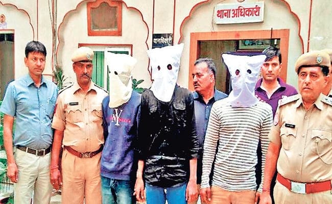 चायपत्ती व रेशम धागा लदे दो कंटेनर चुराये, चालक दल के तीन गिरफ्तार