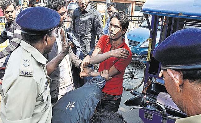 RANCHI में ई-रिक्शा चालक की गुंडागर्दी : अतिक्रमण हटाने गयी नगर निगम की टीम के अफसर पर गाड़ी चढ़ाकर भागा