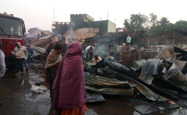 दुमका के बासुकीनाथ में बाजार में लगी भीषण आग, डेढ़ दर्जन दुकानें जलकर राख, देखें VIDEO