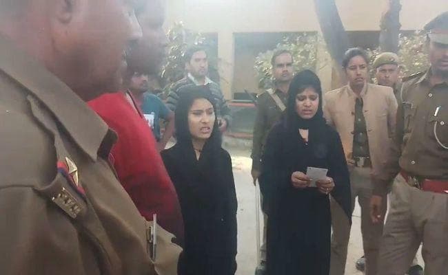 VIDEO में देखिए, बुर्का में वोट डालने पहुंची थी दो लड़कियां, नकाब हटा तो सन्न रह गये पुलिसवाले
