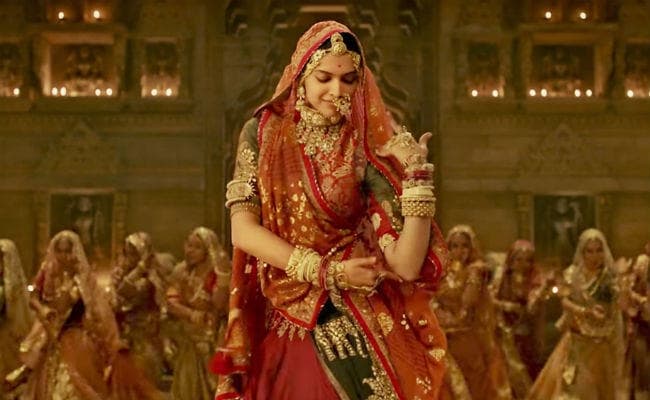 भारत में विरोध की मार झेल रही है ''पद्मावती'', ब्रिटिश सेंसर बोर्ड ने दिखाई हरी झंडी