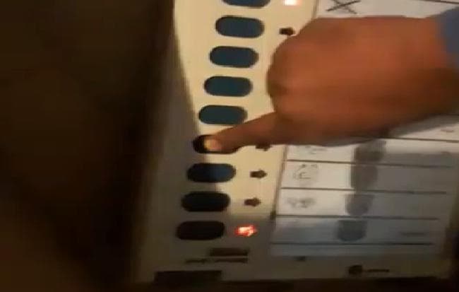 निकाय चुनाव में वोटिंग का वीडियो वायरल : बसपा को दिया वोट, भाजपा की जली बत्ती