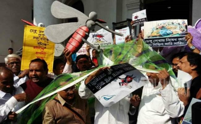 पश्चिम बंगाल : डेंगू पर चर्चा की मांग पर विधानसभा में मच्छरदानी लेकर प्रदर्शन, कागज फाड़े